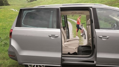 Na vijftien jaar mag de Volkswagen Sharan eindelijk met pensioen. De nieuweling is langer en breder, maar brengt minder kilos op de schaal. Bovendien mag de versie met 1.4 liter TSI motor zich gelukk