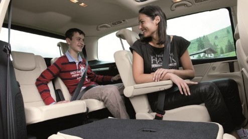 Na vijftien jaar mag de Volkswagen Sharan eindelijk met pensioen. De nieuweling is langer en breder, maar brengt minder kilos op de schaal. Bovendien mag de versie met 1.4 liter TSI motor zich gelukk
