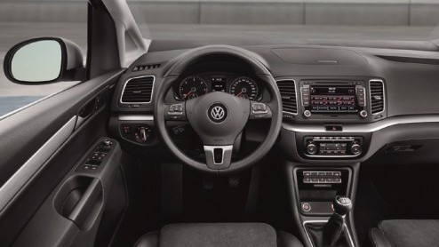 Na vijftien jaar mag de Volkswagen Sharan eindelijk met pensioen. De nieuweling is langer en breder, maar brengt minder kilos op de schaal. Bovendien mag de versie met 1.4 liter TSI motor zich gelukk
