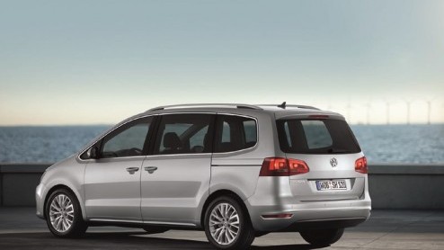Na vijftien jaar mag de Volkswagen Sharan eindelijk met pensioen. De nieuweling is langer en breder, maar brengt minder kilos op de schaal. Bovendien mag de versie met 1.4 liter TSI motor zich gelukk