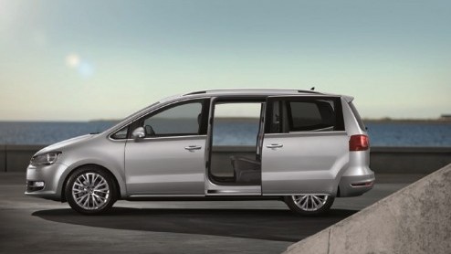 Na vijftien jaar mag de Volkswagen Sharan eindelijk met pensioen. De nieuweling is langer en breder, maar brengt minder kilos op de schaal. Bovendien mag de versie met 1.4 liter TSI motor zich gelukk