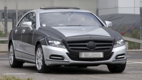 Stukje bij beetje ontrafelt Mercedes-Benz de nieuwe CLS. Sinds de vierdeurscoup weer langs de cameralens reed bleek deze nog slechts minimaal bedekt te zijn met camouflerend tape.