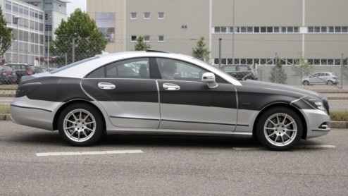 Stukje bij beetje ontrafelt Mercedes-Benz de nieuwe CLS. Sinds de vierdeurscoup weer langs de cameralens reed bleek deze nog slechts minimaal bedekt te zijn met camouflerend tape.