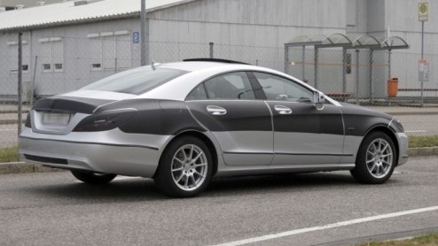 Stukje bij beetje ontrafelt Mercedes-Benz de nieuwe CLS. Sinds de vierdeurscoup weer langs de cameralens reed bleek deze nog slechts minimaal bedekt te zijn met camouflerend tape.