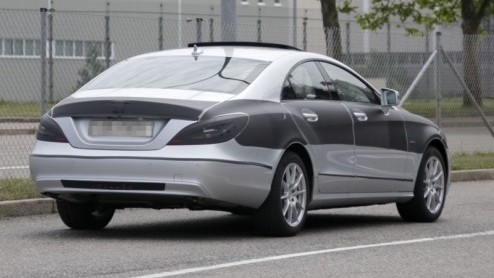 Stukje bij beetje ontrafelt Mercedes-Benz de nieuwe CLS. Sinds de vierdeurscoup weer langs de cameralens reed bleek deze nog slechts minimaal bedekt te zijn met camouflerend tape.
