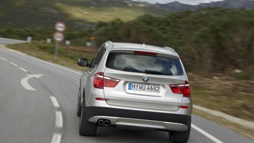 We hebben m meerdere malen in verhulling voorbij zien rijden maar vanaf nu is hij helemaal af; dit is de nieuwe BMW X3. Anno 2010 voorzien van een nog betere mix tussen comfort en sportiviteit, achtt