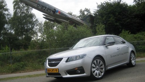 Saab is terug op de kaart, en hoe. Onder de vleugels van Spyker daagt men met de nieuwe 9-5 iedereen uit opnieuw kennis te maken met de Scandinavische interpretatie van comfortabele luxe en sportieve