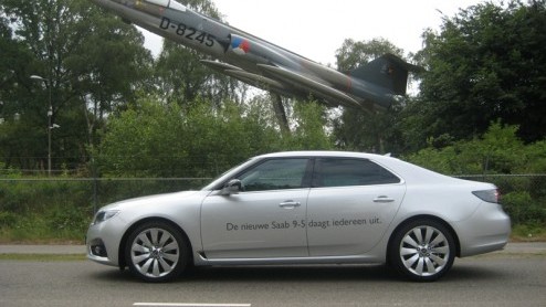 Saab is terug op de kaart, en hoe. Onder de vleugels van Spyker daagt men met de nieuwe 9-5 iedereen uit opnieuw kennis te maken met de Scandinavische interpretatie van comfortabele luxe en sportieve