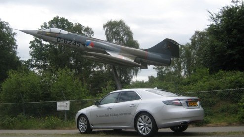 Saab is terug op de kaart, en hoe. Onder de vleugels van Spyker daagt men met de nieuwe 9-5 iedereen uit opnieuw kennis te maken met de Scandinavische interpretatie van comfortabele luxe en sportieve
