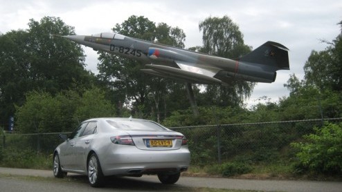Saab is terug op de kaart, en hoe. Onder de vleugels van Spyker daagt men met de nieuwe 9-5 iedereen uit opnieuw kennis te maken met de Scandinavische interpretatie van comfortabele luxe en sportieve