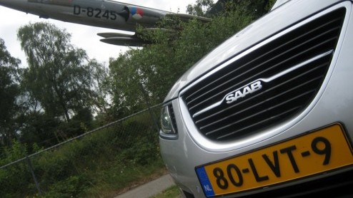 Saab is terug op de kaart, en hoe. Onder de vleugels van Spyker daagt men met de nieuwe 9-5 iedereen uit opnieuw kennis te maken met de Scandinavische interpretatie van comfortabele luxe en sportieve