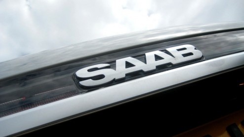 Saab is terug op de kaart, en hoe. Onder de vleugels van Spyker daagt men met de nieuwe 9-5 iedereen uit opnieuw kennis te maken met de Scandinavische interpretatie van comfortabele luxe en sportieve