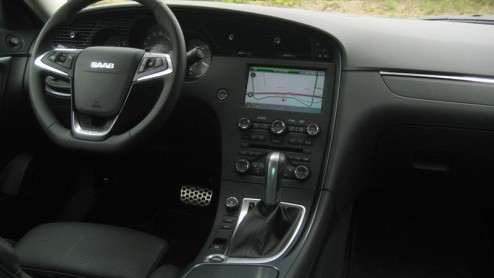 Saab is terug op de kaart, en hoe. Onder de vleugels van Spyker daagt men met de nieuwe 9-5 iedereen uit opnieuw kennis te maken met de Scandinavische interpretatie van comfortabele luxe en sportieve
