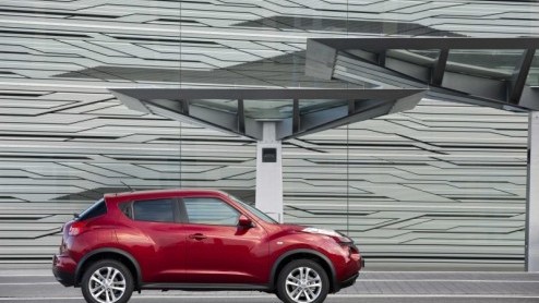 De nieuwe Nissan Juke is een typisch gevalletje van 'you hate it or love it'. Naar die grote koplampen met kikkerogen en de buitengewoon scherp afgesneden kont met 370Z-achtige achterlichten moet je i