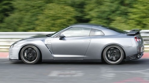 Nissan is nog niet uitgebroed op hun ultieme racemonster, de GT-R. Na de nog meer die hard Spec-V zoeken de Japanners het nu comfortabeler op. Dit zijn nieuwe beelden van de Nissan GT-R Spec-M, die no