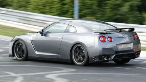 Nissan is nog niet uitgebroed op hun ultieme racemonster, de GT-R. Na de nog meer die hard Spec-V zoeken de Japanners het nu comfortabeler op. Dit zijn nieuwe beelden van de Nissan GT-R Spec-M, die no
