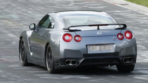 Nissan is nog niet uitgebroed op hun ultieme racemonster, de GT-R. Na de nog meer die hard Spec-V zoeken de Japanners het nu comfortabeler op. Dit zijn nieuwe beelden van de Nissan GT-R Spec-M, die no