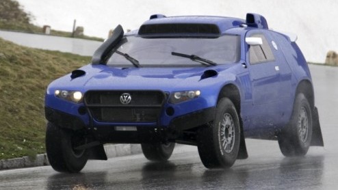 En wat hebben we hier? Een wel heel stevig verbouwde Touareg-achtige. Het is de Volkswagen Race Touareg die zich voorbereidt in de Zwitserse Alpen voor rally's als de Dakar.