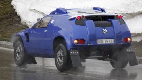En wat hebben we hier? Een wel heel stevig verbouwde Touareg-achtige. Het is de Volkswagen Race Touareg die zich voorbereidt in de Zwitserse Alpen voor rally's als de Dakar.