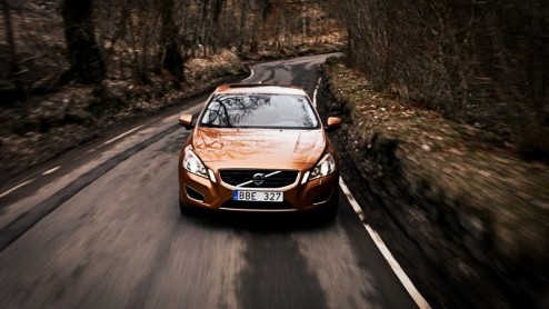 Eerder dan verwacht arriveert de nieuwe Volvo S60 in de showroom. De kersverse middenklasser is vanaf 29 juli  vijf weken eerder dan beoogd  bij de Volvodealer te bewonderen. Prijzen beginnen bij 34