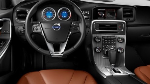 Eerder dan verwacht arriveert de nieuwe Volvo S60 in de showroom. De kersverse middenklasser is vanaf 29 juli  vijf weken eerder dan beoogd  bij de Volvodealer te bewonderen. Prijzen beginnen bij 34