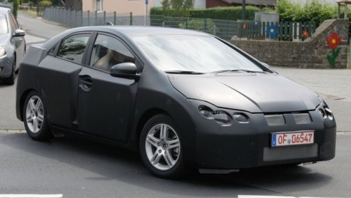 Honda bereidt zich voor op de nieuwe Civic. Het rijdende bewijs wordt vandaag geleverd aangezien onze spionagefotograaf de nieuwe generatie op de gevoelige plaat wist te leggen. Eind 2011 gaat het mod