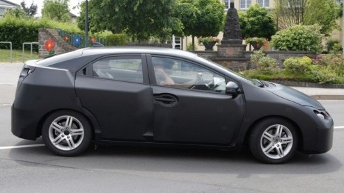 Honda bereidt zich voor op de nieuwe Civic. Het rijdende bewijs wordt vandaag geleverd aangezien onze spionagefotograaf de nieuwe generatie op de gevoelige plaat wist te leggen. Eind 2011 gaat het mod