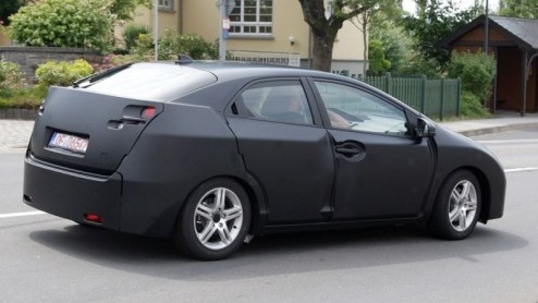 Honda bereidt zich voor op de nieuwe Civic. Het rijdende bewijs wordt vandaag geleverd aangezien onze spionagefotograaf de nieuwe generatie op de gevoelige plaat wist te leggen. Eind 2011 gaat het mod