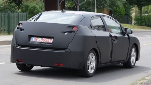 Honda bereidt zich voor op de nieuwe Civic. Het rijdende bewijs wordt vandaag geleverd aangezien onze spionagefotograaf de nieuwe generatie op de gevoelige plaat wist te leggen. Eind 2011 gaat het mod