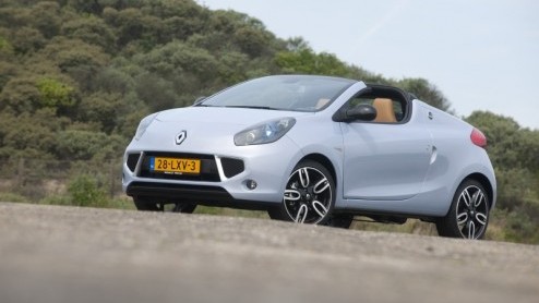 Het aantal beschikbare kleine cabrio's en roadsters is in ons land op n hand te tellen. Renault springt vanaf september luchtig in deze 'leegte' met de nieuwe Wind. Genspireerd op de Twingo en Clio