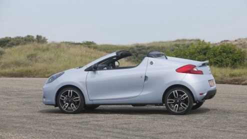 Het aantal beschikbare kleine cabrio's en roadsters is in ons land op n hand te tellen. Renault springt vanaf september luchtig in deze 'leegte' met de nieuwe Wind. Genspireerd op de Twingo en Clio