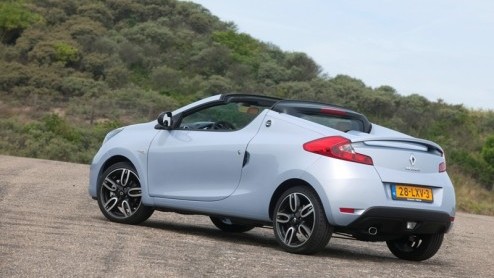 Het aantal beschikbare kleine cabrio's en roadsters is in ons land op n hand te tellen. Renault springt vanaf september luchtig in deze 'leegte' met de nieuwe Wind. Genspireerd op de Twingo en Clio
