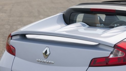 Het aantal beschikbare kleine cabrio's en roadsters is in ons land op n hand te tellen. Renault springt vanaf september luchtig in deze 'leegte' met de nieuwe Wind. Genspireerd op de Twingo en Clio