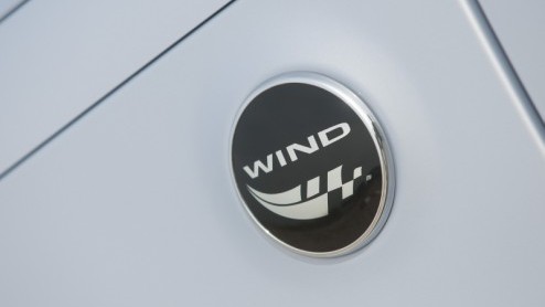 Het aantal beschikbare kleine cabrio's en roadsters is in ons land op n hand te tellen. Renault springt vanaf september luchtig in deze 'leegte' met de nieuwe Wind. Genspireerd op de Twingo en Clio