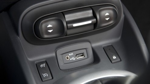Het aantal beschikbare kleine cabrio's en roadsters is in ons land op n hand te tellen. Renault springt vanaf september luchtig in deze 'leegte' met de nieuwe Wind. Genspireerd op de Twingo en Clio