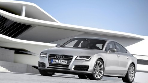 De Audi A7 Sportback is los, een elegante vierdeurscoupe van formaat vol comfort en nieuwe innovaties. In den beginne louter verkrijgbaar met zescilinders, voor prijzen vanaf 64.800 euro.