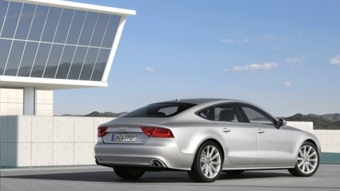 De Audi A7 Sportback is los, een elegante vierdeurscoupe van formaat vol comfort en nieuwe innovaties. In den beginne louter verkrijgbaar met zescilinders, voor prijzen vanaf 64.800 euro.