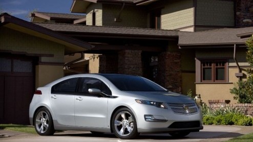 De Chevrolet Volt is vanaf nu in Amerika te bestellen, in eerste instantie bij geselecteerde dealers uit zes staten. Het prijskaartje bedraagt 41.000 dollar, omgerekend 29.000 euro. In het laatste kwa