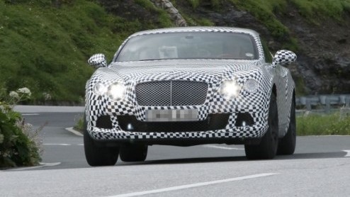 Bentley heeft een kleine opfriskuur voor de Continental GT op de planning staan, die waarschijnlijk deze herfst wordt gepresenteerd. Onze spionagefotograaf spotte de vernieuwde coup in een niet te mi