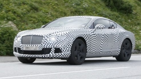 Bentley heeft een kleine opfriskuur voor de Continental GT op de planning staan, die waarschijnlijk deze herfst wordt gepresenteerd. Onze spionagefotograaf spotte de vernieuwde coup in een niet te mi