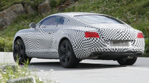 Bentley heeft een kleine opfriskuur voor de Continental GT op de planning staan, die waarschijnlijk deze herfst wordt gepresenteerd. Onze spionagefotograaf spotte de vernieuwde coup in een niet te mi
