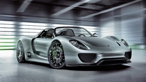 Na de presentatie van het Porsche 918 Spyder studiemodel op de Autosalon van Geneve en Beijing Auto Show wachtte het merk met smart op feedback. Die is zodanig positief geweest dat besloten is een pro