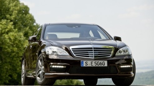 Mercedes-Benz heeft voor de S 63 AMG een nieuwe V8 klaarstaan. Dankzij twee turbo's troeft de tot 5.5 liter zijn grotere voorganger ruimschoots af met 544 pk. Met het optionele Performance Package kom
