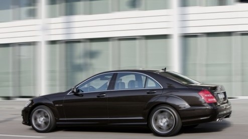 Mercedes-Benz heeft voor de S 63 AMG een nieuwe V8 klaarstaan. Dankzij twee turbo's troeft de tot 5.5 liter zijn grotere voorganger ruimschoots af met 544 pk. Met het optionele Performance Package kom