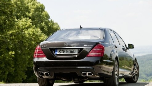 Mercedes-Benz heeft voor de S 63 AMG een nieuwe V8 klaarstaan. Dankzij twee turbo's troeft de tot 5.5 liter zijn grotere voorganger ruimschoots af met 544 pk. Met het optionele Performance Package kom