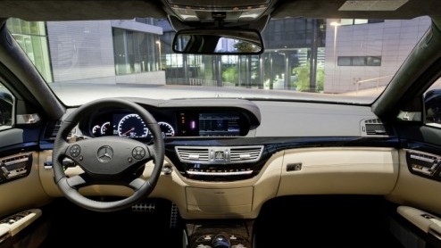 Mercedes-Benz heeft voor de S 63 AMG een nieuwe V8 klaarstaan. Dankzij twee turbo's troeft de tot 5.5 liter zijn grotere voorganger ruimschoots af met 544 pk. Met het optionele Performance Package kom