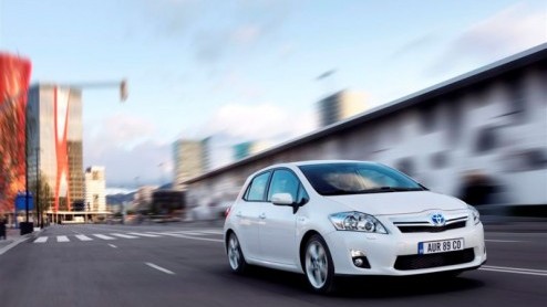 Na een eerdere kennismaking voor de pers staat Toyotas tweede hybridemodel Auris Hybrid staat vanaf volgende week bij de dealers. Prijzen starten bij 22.990 euro. Net als de Prius hoeft er geen BPM o