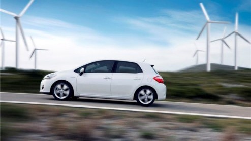 Na een eerdere kennismaking voor de pers staat Toyotas tweede hybridemodel Auris Hybrid staat vanaf volgende week bij de dealers. Prijzen starten bij 22.990 euro. Net als de Prius hoeft er geen BPM o