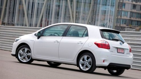 Na een eerdere kennismaking voor de pers staat Toyotas tweede hybridemodel Auris Hybrid staat vanaf volgende week bij de dealers. Prijzen starten bij 22.990 euro. Net als de Prius hoeft er geen BPM o