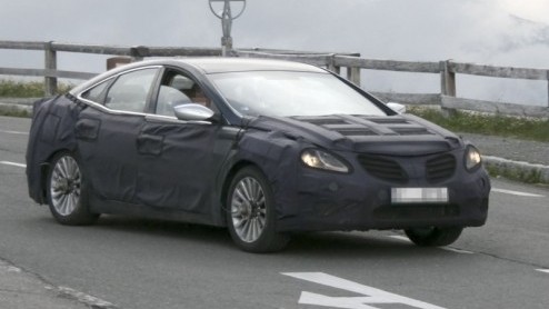 Hyundai beraadt zich op een nieuw vlaggenschip. De Grandeur wordt binnen twee jaar opgevolgd voor een nieuwe, met name bedoeld voor de Aziatische en Amerikaanse markt. Toch reed het Koreaanse topmodel